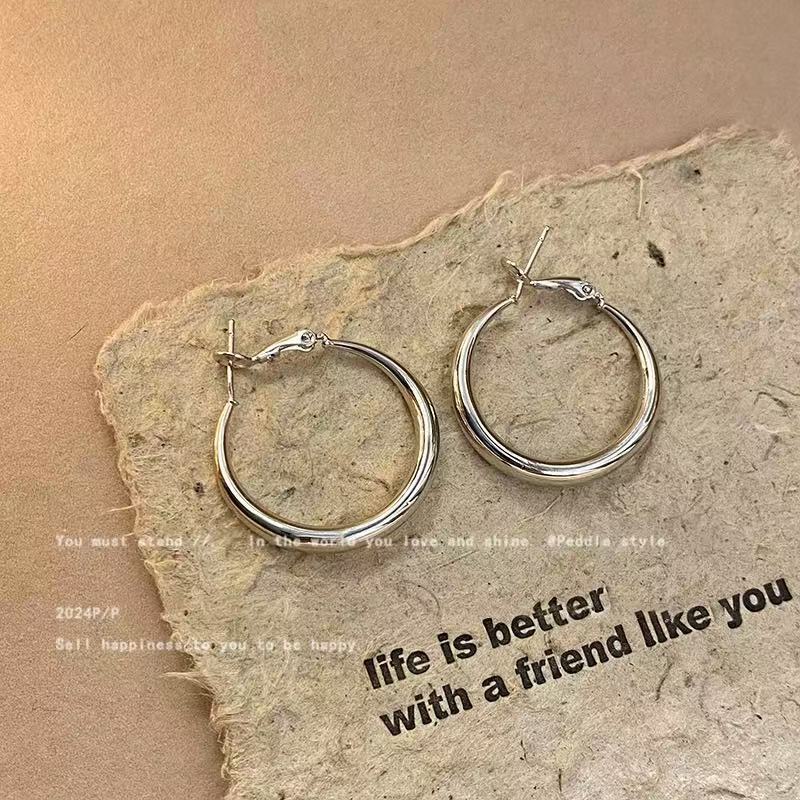 Estilo europeo y americano de metal frío aretes de anillo de estilo femenino lujoso ligero nicho estilo único pernos de orejas exagerados de personalidad