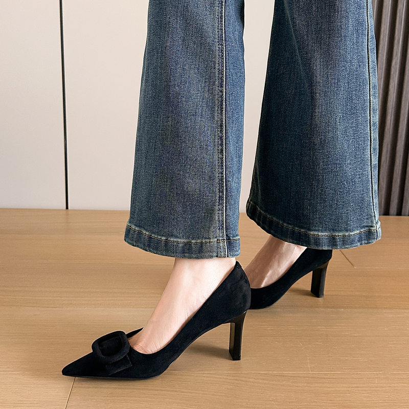 Giày cao gót mũi nhọn gót vuông da lộn, nơ 3D khóa vuông, gót 6–8 cm — Màu kaki, Màu đỏ rượu, Xanh lá cây, màu đen