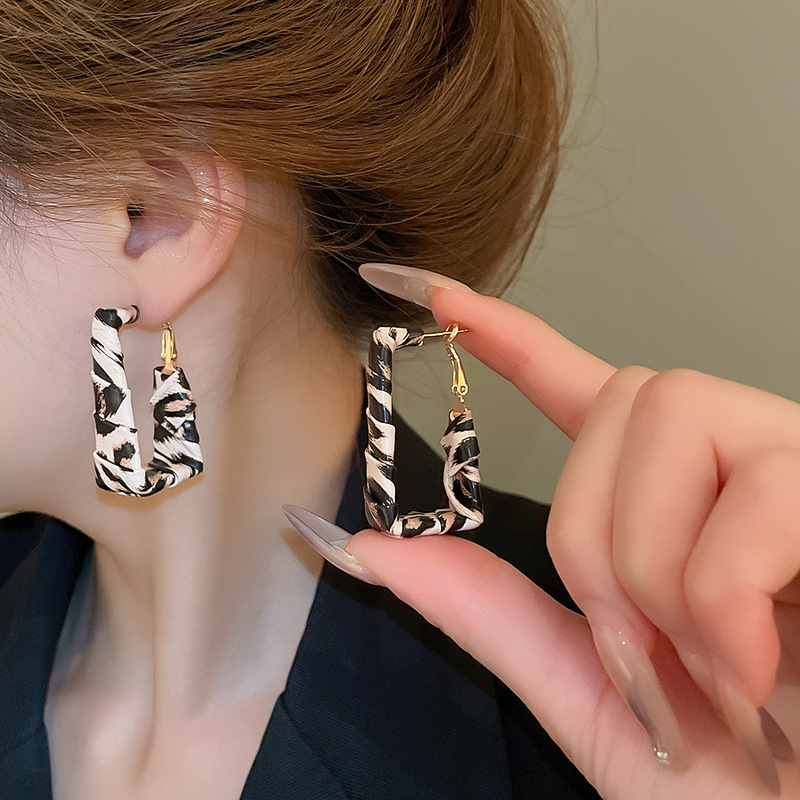 Pendientes de círculo geométrico con estampado de leopardo con aguja de plata Pendientes de personalidad de moda de todo fósforo retro europeo y americano Pendientes de todo fósforo de nicho al por mayor