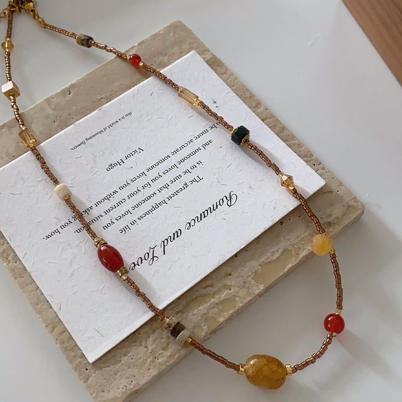 Collar con cuentas de ojo de tigre Maillard Cadena de suéter de otoño e invierno de alta calidad Acero de titanio Cadena de clavícula de piedra natural retro de lujo ligero