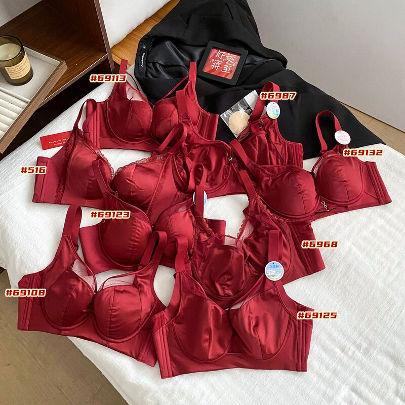 High-End Light Luxury Satin Red Underwear for Women's Wedding Year, Large Breasts, Small Push-Up Adjustable Bra for Women