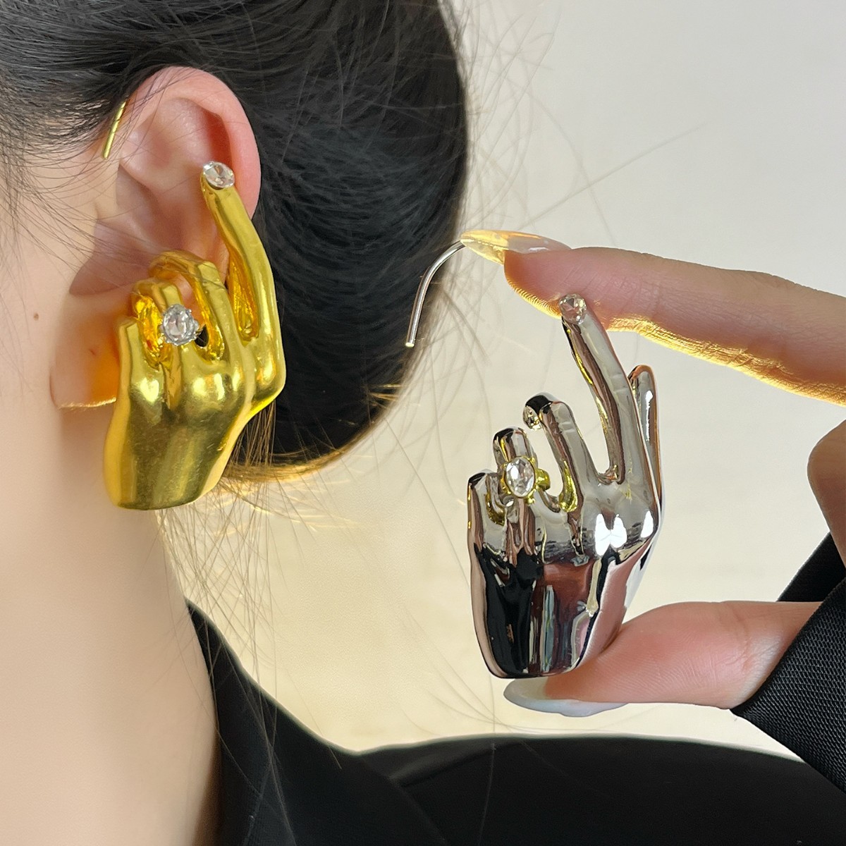 Exaggerated Vintage-Style Diamond-Encrusted Palm Ear Cuffs, Trendy and Fashionable Earrings, 2025 New High-End Accessories for Women