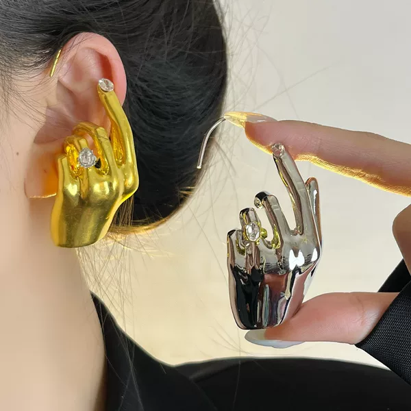 Exaggerated Vintage-Style Diamond-Encrusted Palm Ear Cuffs, Trendy and Fashionable Earrings, 2025 New High-End Accessories for Women