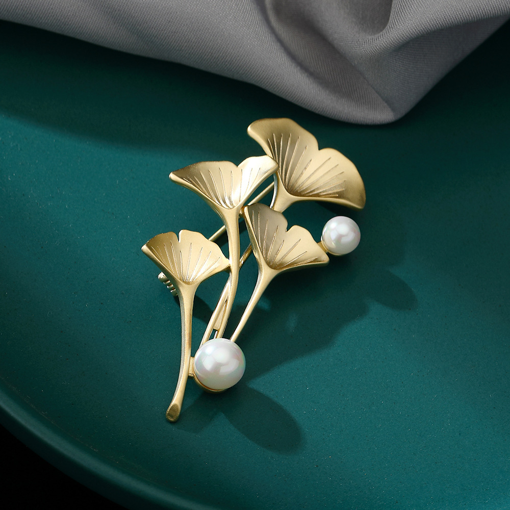 Korean Fashion Zircon Women's High-end Suit Ginkgo Leaf Corsage Buckle Simple Pin Coat Accessories Leaf Brooch