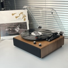 レトロな黒ゴムのレコード機は古い蓄音機のbluetooth音響の独立した音室の客間の雰囲気のLPをまねて贈り物を並べます。