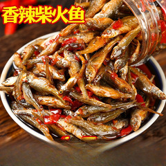 湖南の特産農家の香辛料と薪の魚の下で料理します。
