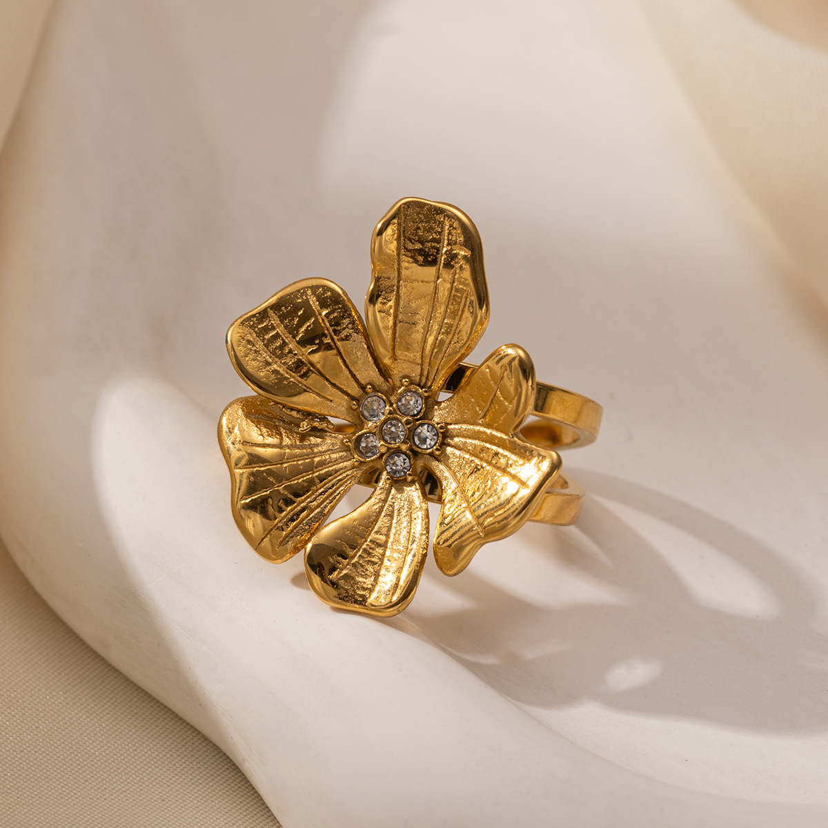 Anillo de acero inoxidable de la UE y los Estados Unidos de la mujer no se desvanece lujoso ligero diseño natural universal anillo de acero de titanio joyas de mano transfronterizas