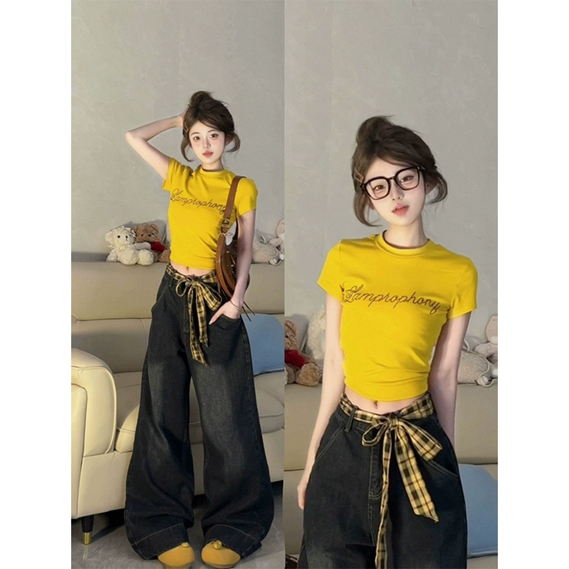 Желтая футболка с короткими рукавами на правое плечо для женщин, лето 2025, новый нишевый дизайн для похудения талии, сексуальный короткий топ