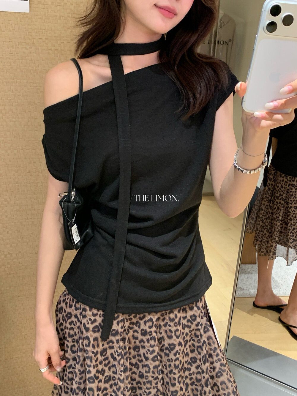 Áo thun nữ thiết kế cổ yếm dây rút eo, tay ngắn, phối dây buộc vai, form ôm nhẹ — màu đen, trắng ngà, Bột cam, màu xám chi tiết 11