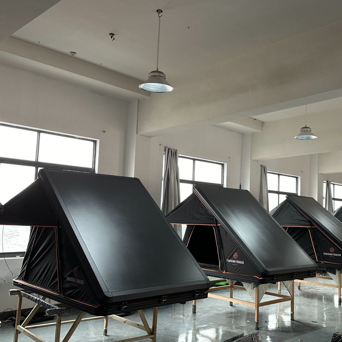 Triángulo de aleación de aluminio de cinco carpas de techo sin construir una tienda de techo duro de auto camping de apertura rápida