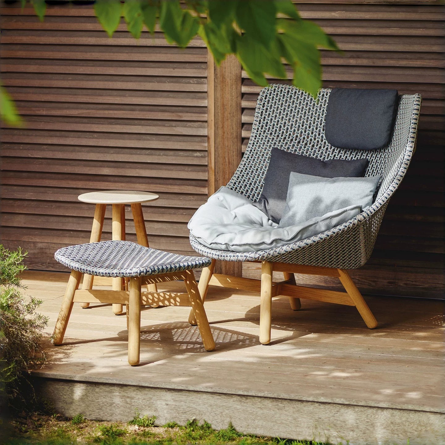 Outdoor table and chair set, suitable for patios, gardens, terraces, and balconies; designer solid wood leisure single sofa and lounge chair