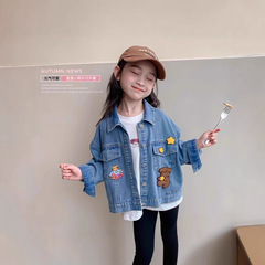 女の子のデニムのコート春秋2025の新型の子供の洋気の秋のコートの赤ちゃんの流行の外はベストの秋の服を着ます。
