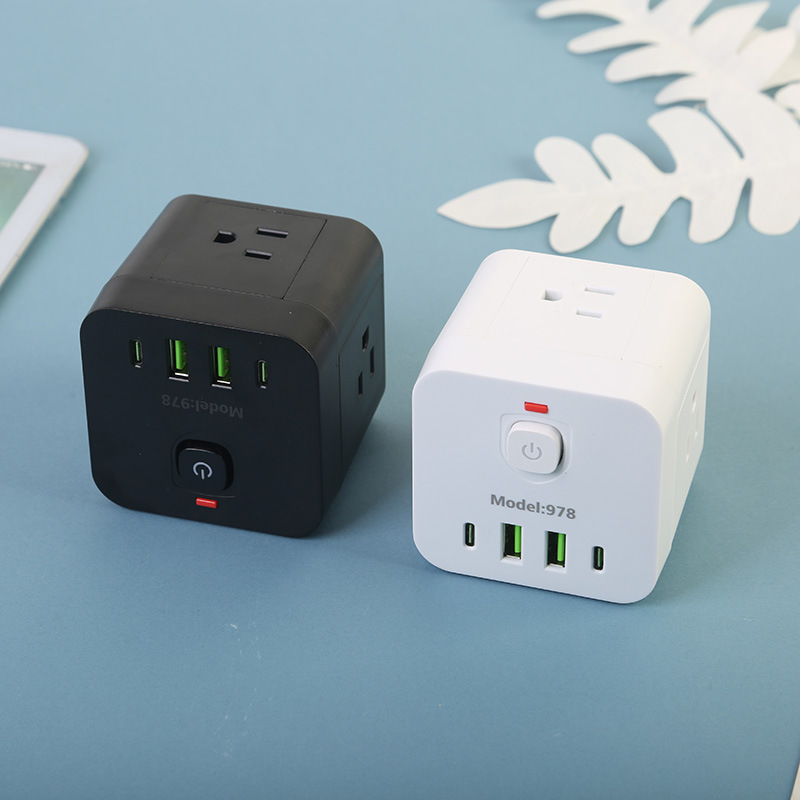 Rubik Cubo de conexión de estilo americano estándar americano 2USB + 2Type-c caja neutral paquete blanco y negro con luz bicolor