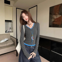 韓国系の灰色の偽の2つのvネックのtシャツの女性の早秋のchiの甘いギャルのデザイン感の修身の底のシャツの短い上着