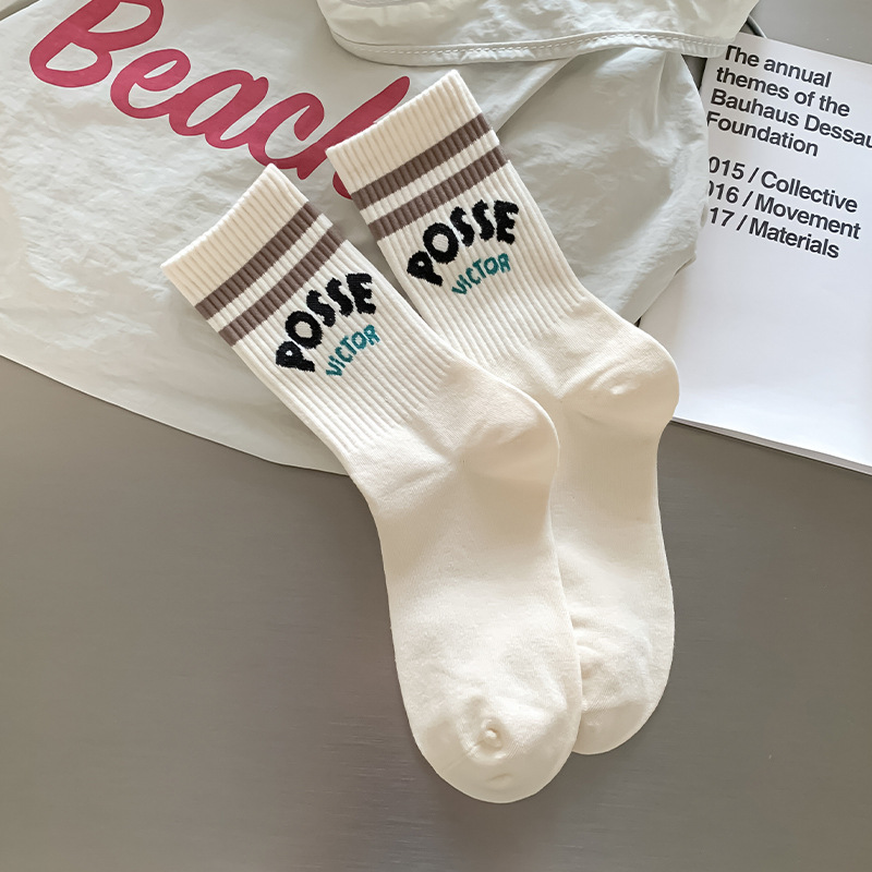 Calcetines sin hueso para mujeres de verano calcetines de moda coreana letras transpirables succión de sudor calcetines de estilo universitario al por mayor