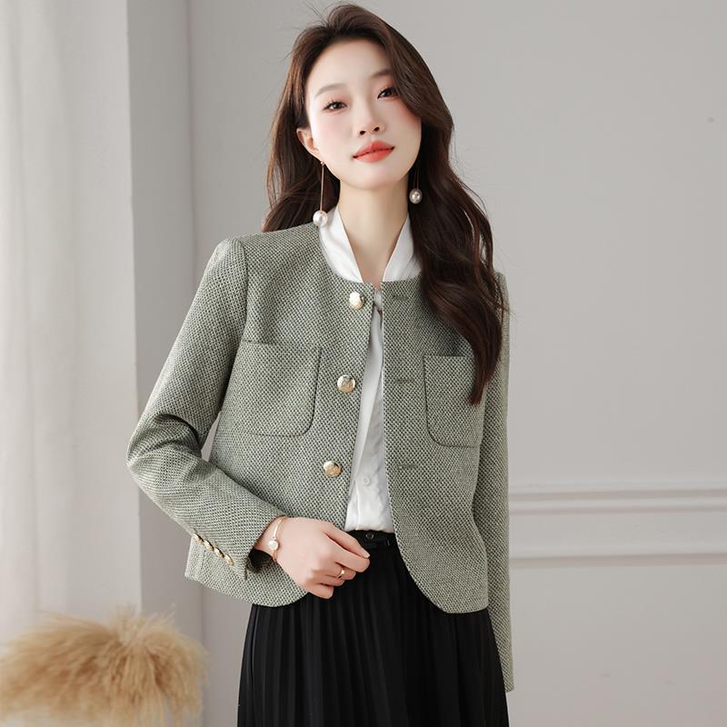 Real Shot of a Knitted Tweed Ce-Style Chanel-Inspired Short Jacket for Women with a Round Neck and Regular Shoulders That Makes You Look Slimmer