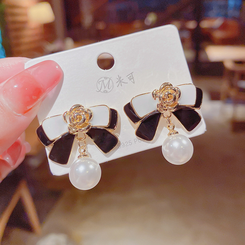Elegant retro earrings with bow