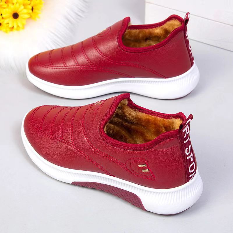 Nuevo invierno viejo Beijing forrado de lana zapatos acolchados de algodón de las mujeres engrosada impermeable de la madre zapatos acolchados de algodón deportes slip-on botas cortas de cuero para las mujeres