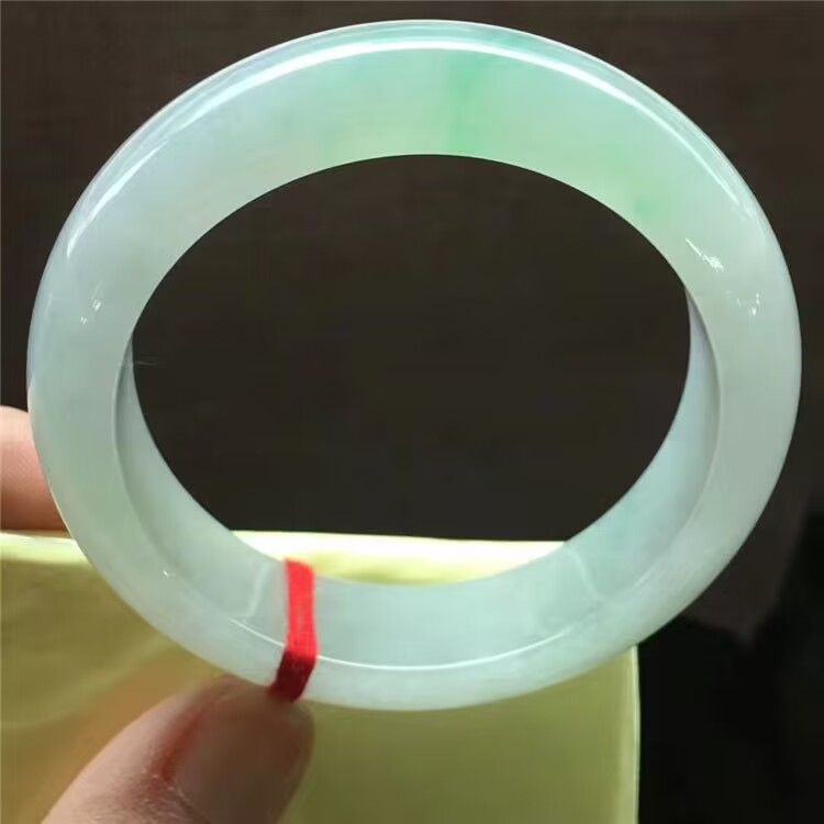 Vòng tay ngọc bích Miến Điện chính hãng – màu xanh lá nhạt phong thủy (đường kính trong 54–62 mm) chi tiết 2
