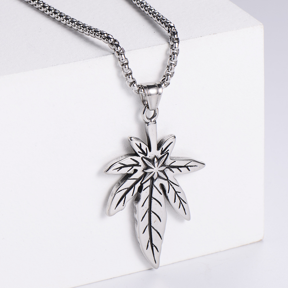 Wholesale Black Gold Three-color Big Maple Leaf Pendant Stainless Steel Necklace display picture 1