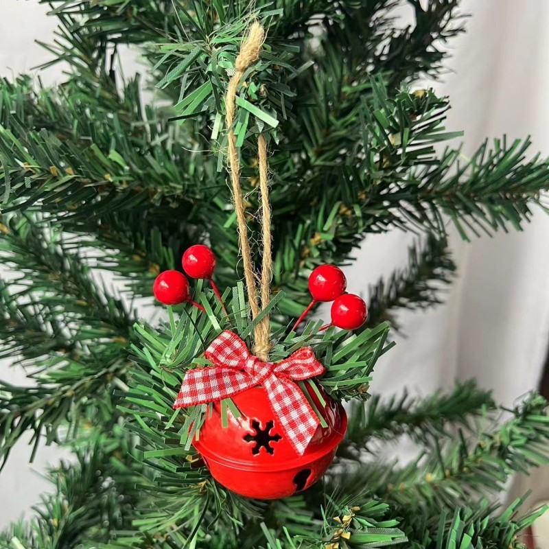 クリスマスの鈴のペンダントの麻縄の赤い果物の部品は国境を越えてクリスマスに家のホテルのクリスマスツリーの鈴のペンダントを飾ります。|undefined