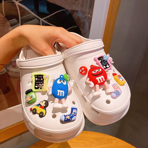 Diy cartoon flashing LED light shoe buckle hole shoe decoration accessories garden vibration shoe ornament light cute slippers