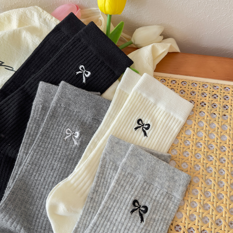 Calcetines grises de pila de mujeres bordadas arco dulce primavera y verano delgados calcetines de algodón transpirables al por mayor