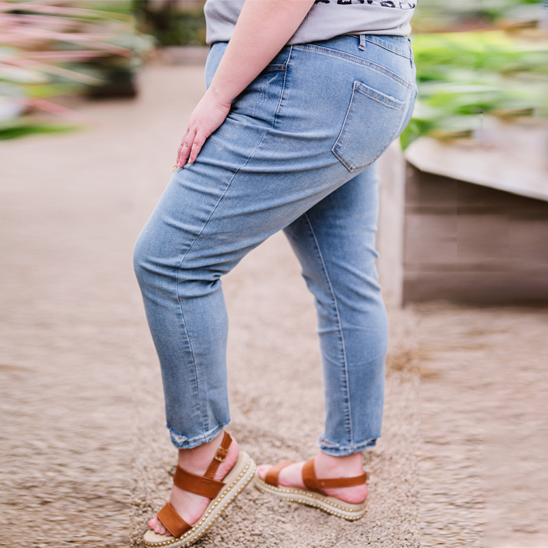 时颖欧美中腰牛仔裤女秋新款浅蓝色大码显瘦显高破洞休闲小脚裤女