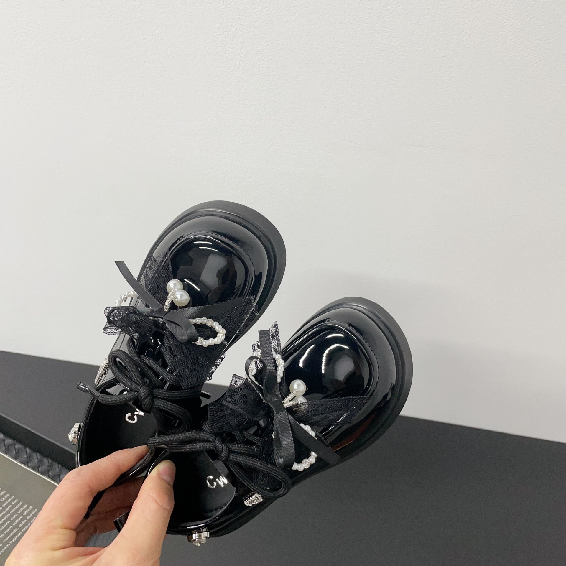 Tulle Pearl Ribbon Bow Girls College Style Easiest for Match Bright Leather Shoes 2026 Spring New Leather Shoes