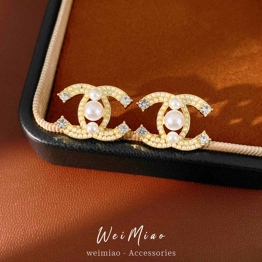 Aguja de plata con diamantes doble C perla personalidad femenina exquisita moda pendientes de viaje ligero de lujo alta sensación de pendientes al por mayor