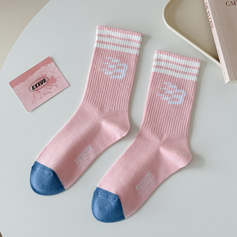Calcetines de algodón de color puro Otoño e Invierno carta de mujer a rayas ins calcetines de media pantorrilla de moda calcetines deportivos elásticos altos al por mayor