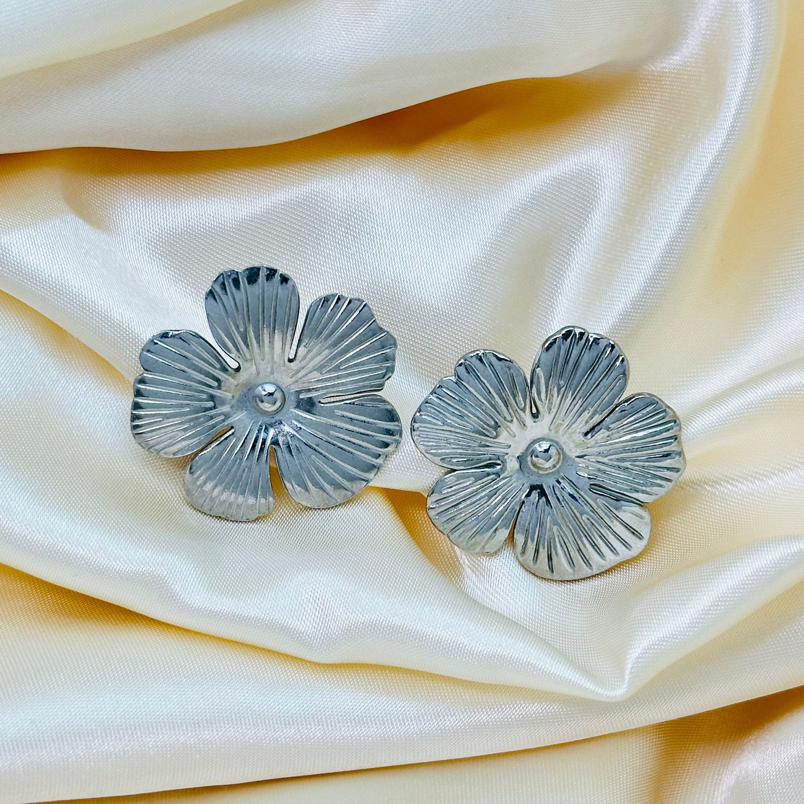 Pendientes de acero inoxidable a rayas cuadradas de tendencia de alta gama transfronteriza europea y americana Pendientes de 18K de lujo ligero para mujer al por mayor