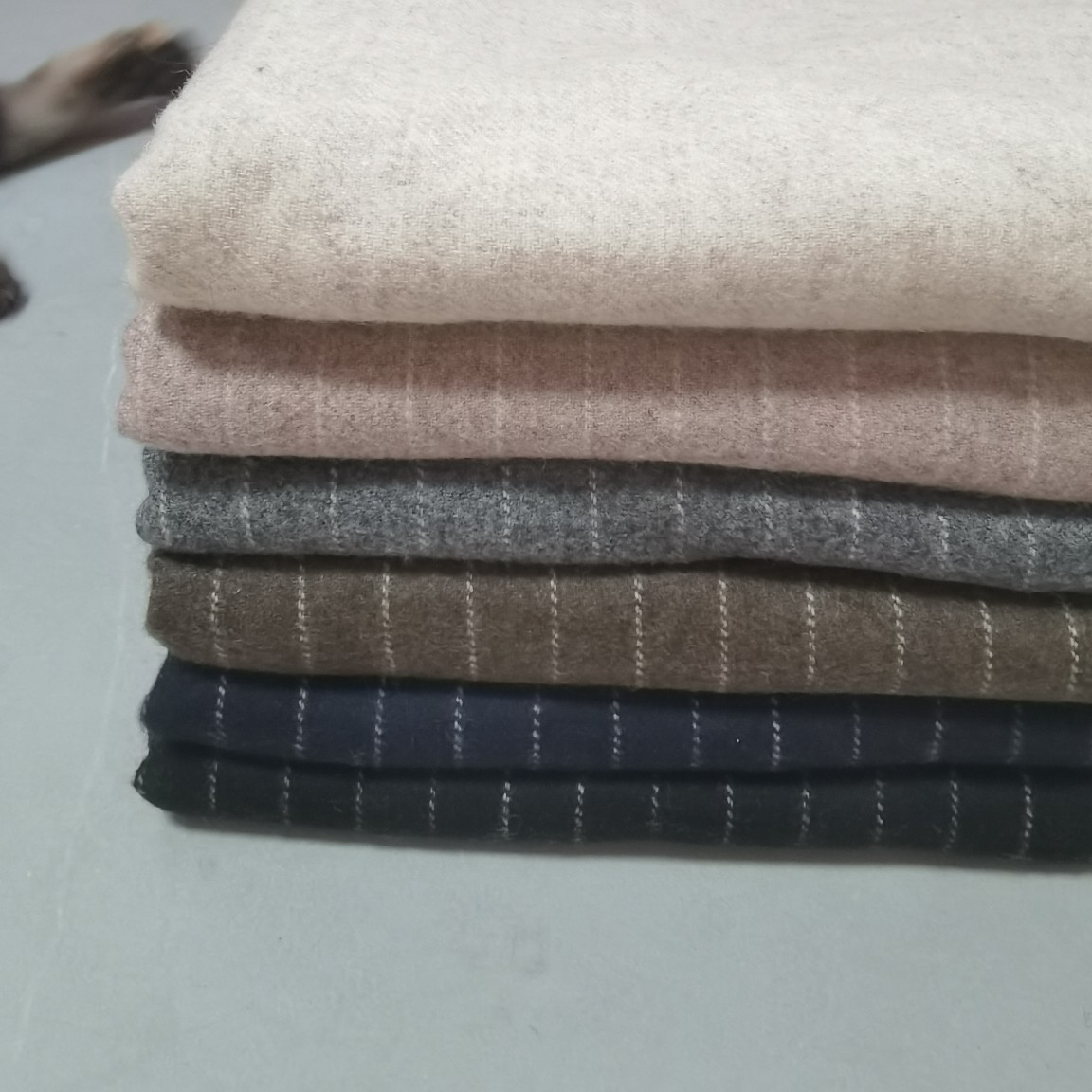 优惠现货新50羊毛法兰尼单面420克薄款1.3条纹毛呢大衣外套裤面料