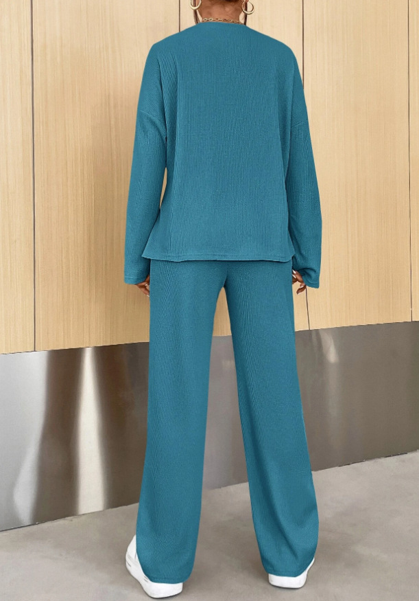 Completo donna con t-shirt girocollo e pantaloni a gamba dritta_voghion.com