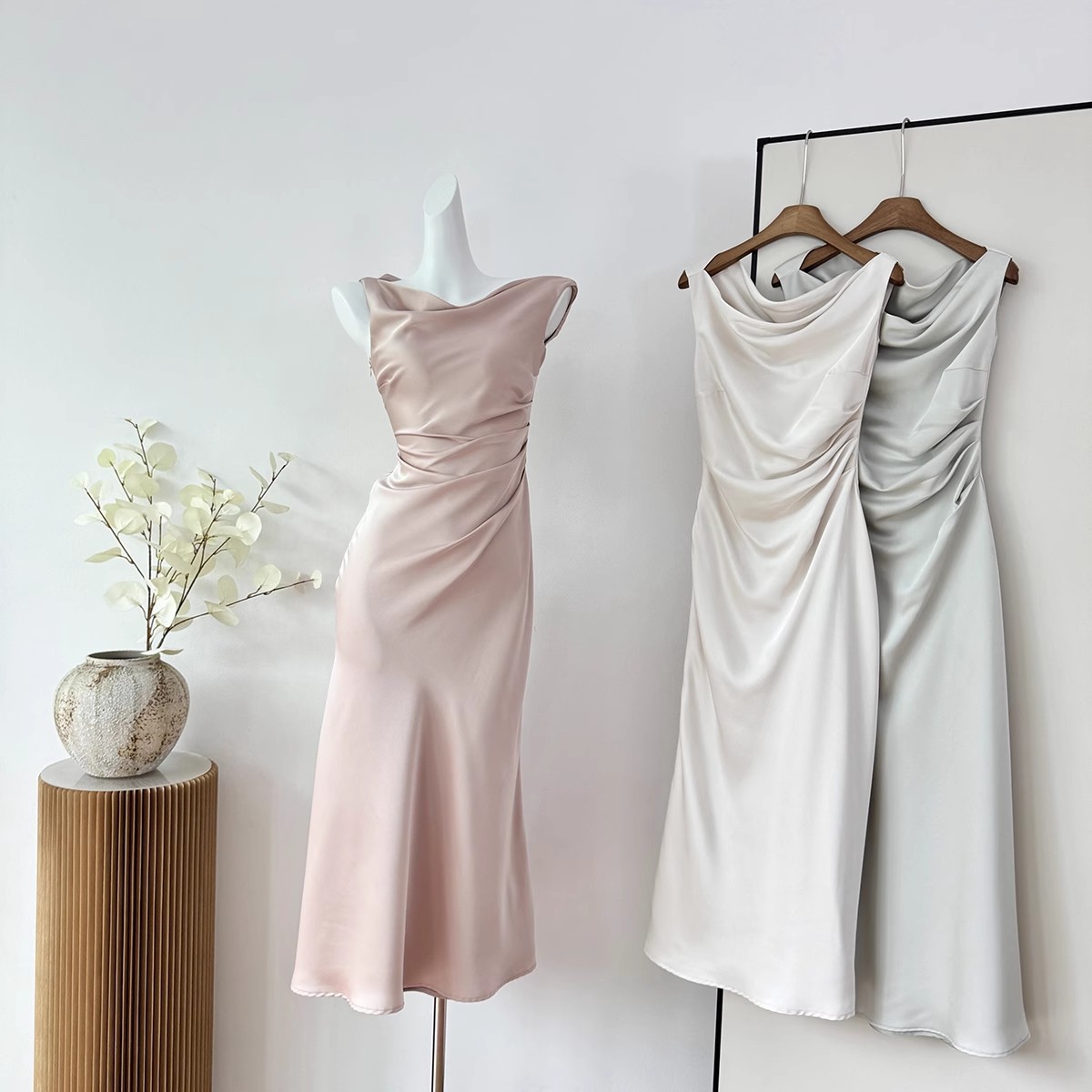 Roupas femininas Vestido de gola alta ombro a ombro estilo francês saia rabo de peixe cintura três cores verão 2024_voghion.com