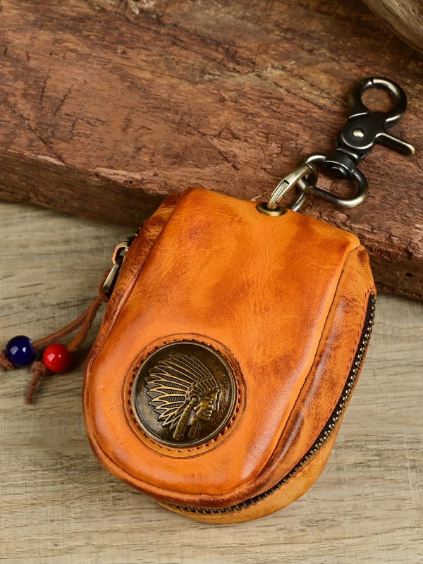 古潮客のレトロな頭の層の牛革の自動車の鍵の包みの女性の腰は手を掛けてなめの本革の家庭用の鍵の包みを植えます。