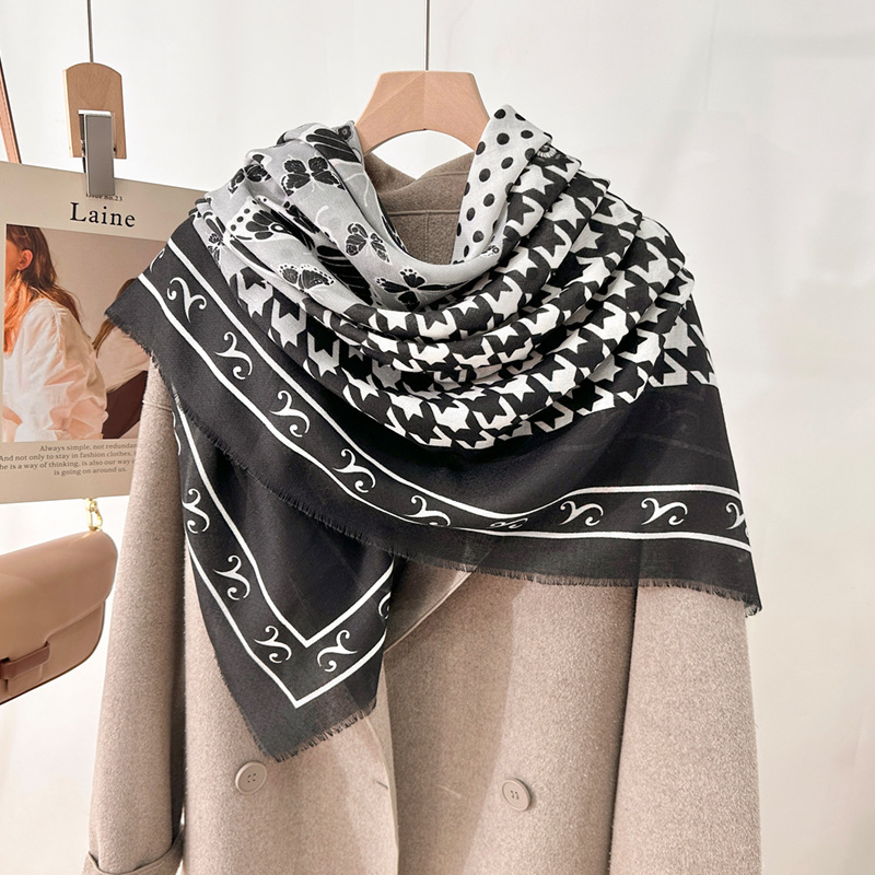 2025 Primavera Nuevo Clásico Bufanda Cuadrada Grande de Cuadros de Parches Moda Decorativa Versátil Protección Solar Impresa Chal Bufanda para Mujeres.