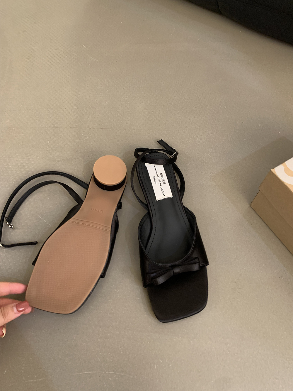 Zapatos de tacón alto con lazo de viento de noche francés, sandalias plateadas, sandalias y pantuflas de tacón grueso de verano con falda, zapatos de hadas