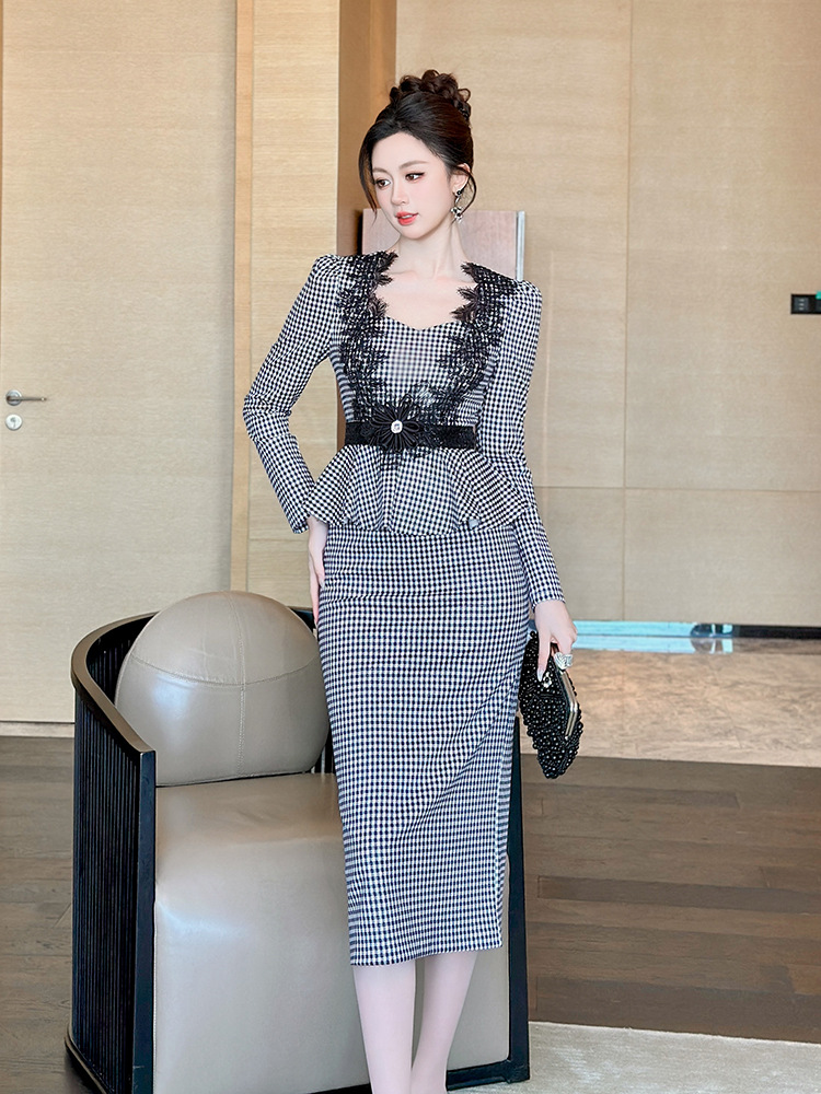 Đầm maxi nữ thắt eo cổ vuông ren phối lá sen họa tiết kẻ sọc tay dài — đen