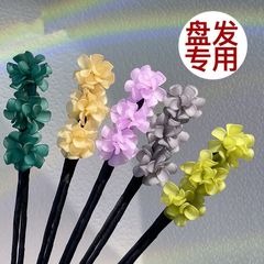 花の花の髪の棒の団子の頭は簡単です。