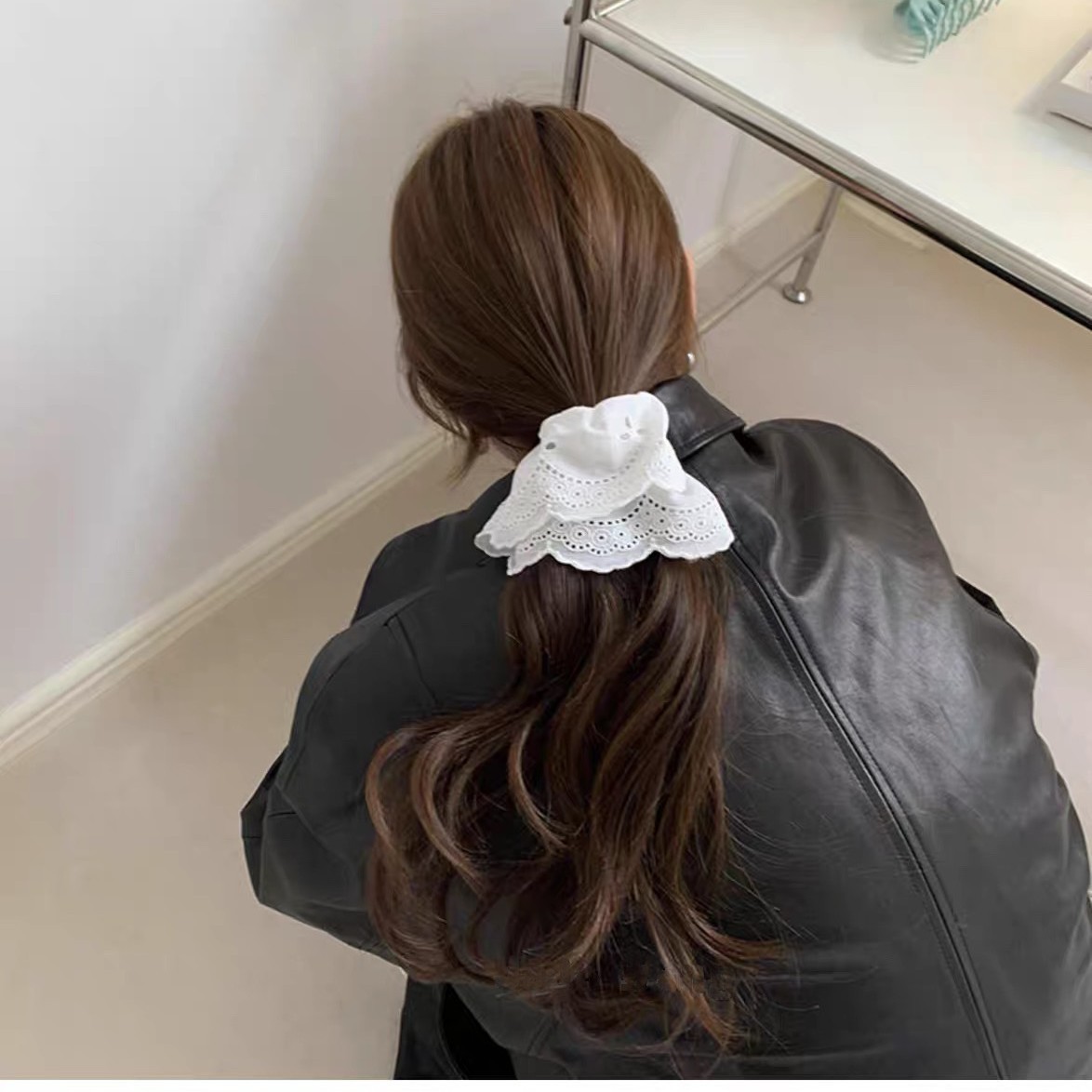 Atmosfera del sur de Francia 2025 primavera relajada delicada anillo de cabello de encaje tocado de cabello de cordón de cabello de alto elástico