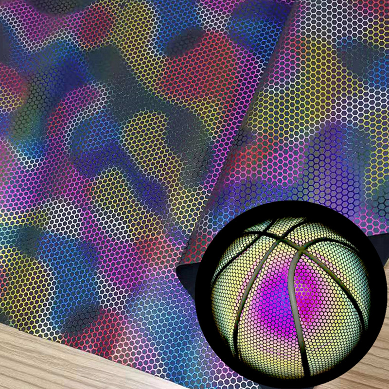 厂家供应新款蜂窝烫金幻彩反光PU革遇光渐变发光足球七彩反光面料