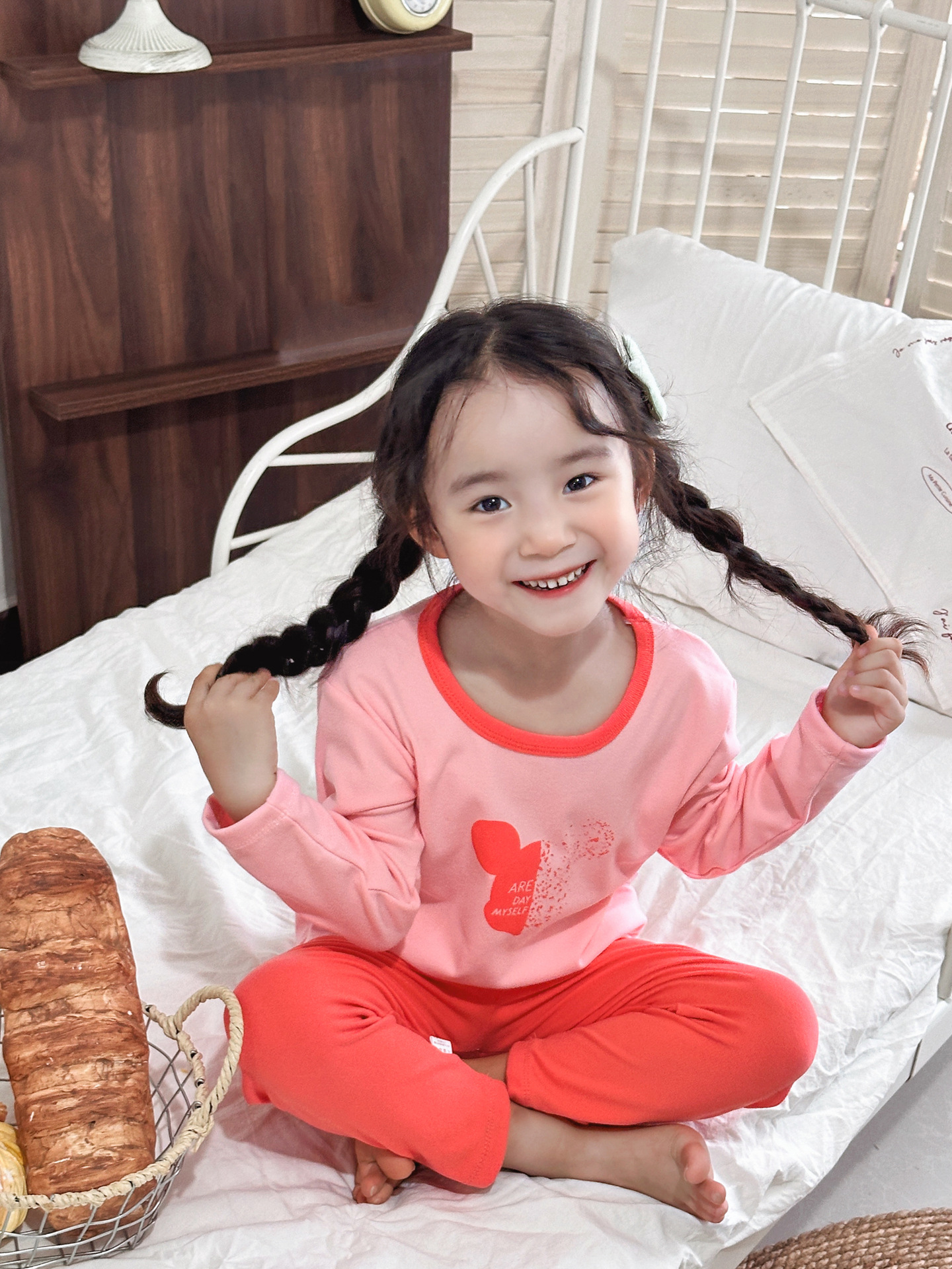 Nuevo conjunto de pijamas de niñas 2025 nuevo primavera y otoño ropa infantil de niñas de otoño ropa doméstica dos piezas
