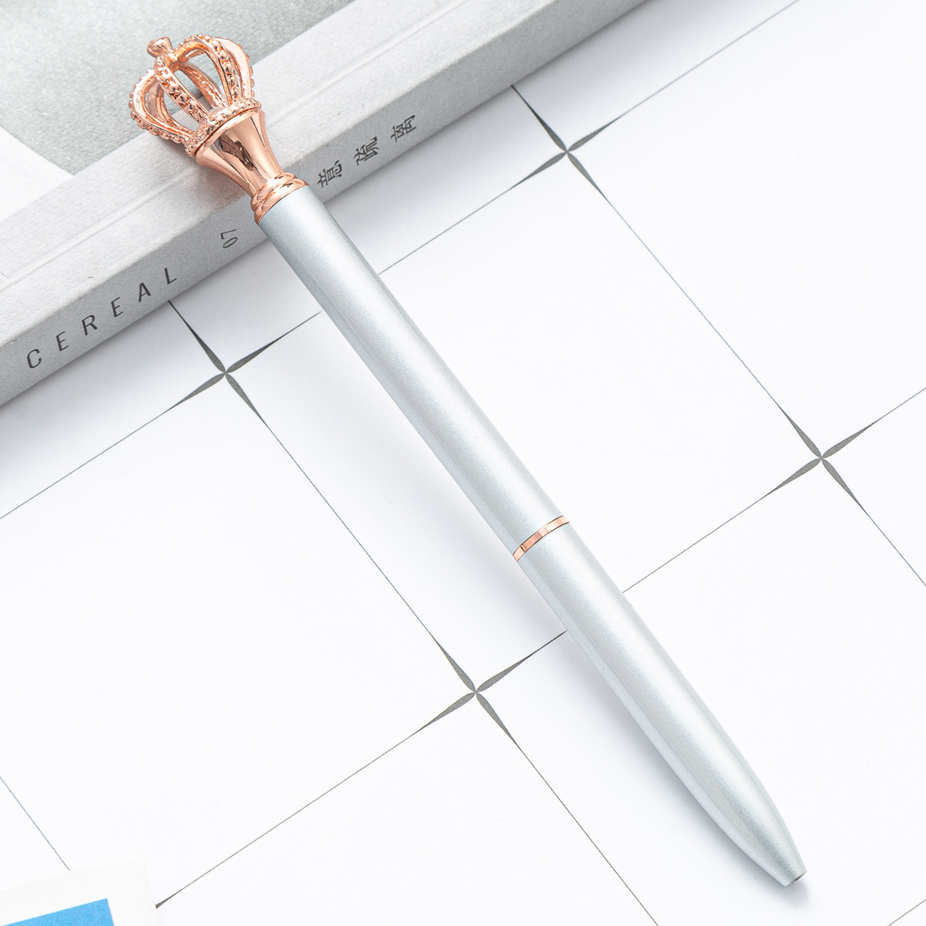 La corona de forma de lápiz de bola de metal de alto valor facial de la niña encantadora clase de regalos grabado nombre del fabricante de lápiz de regalo en stock