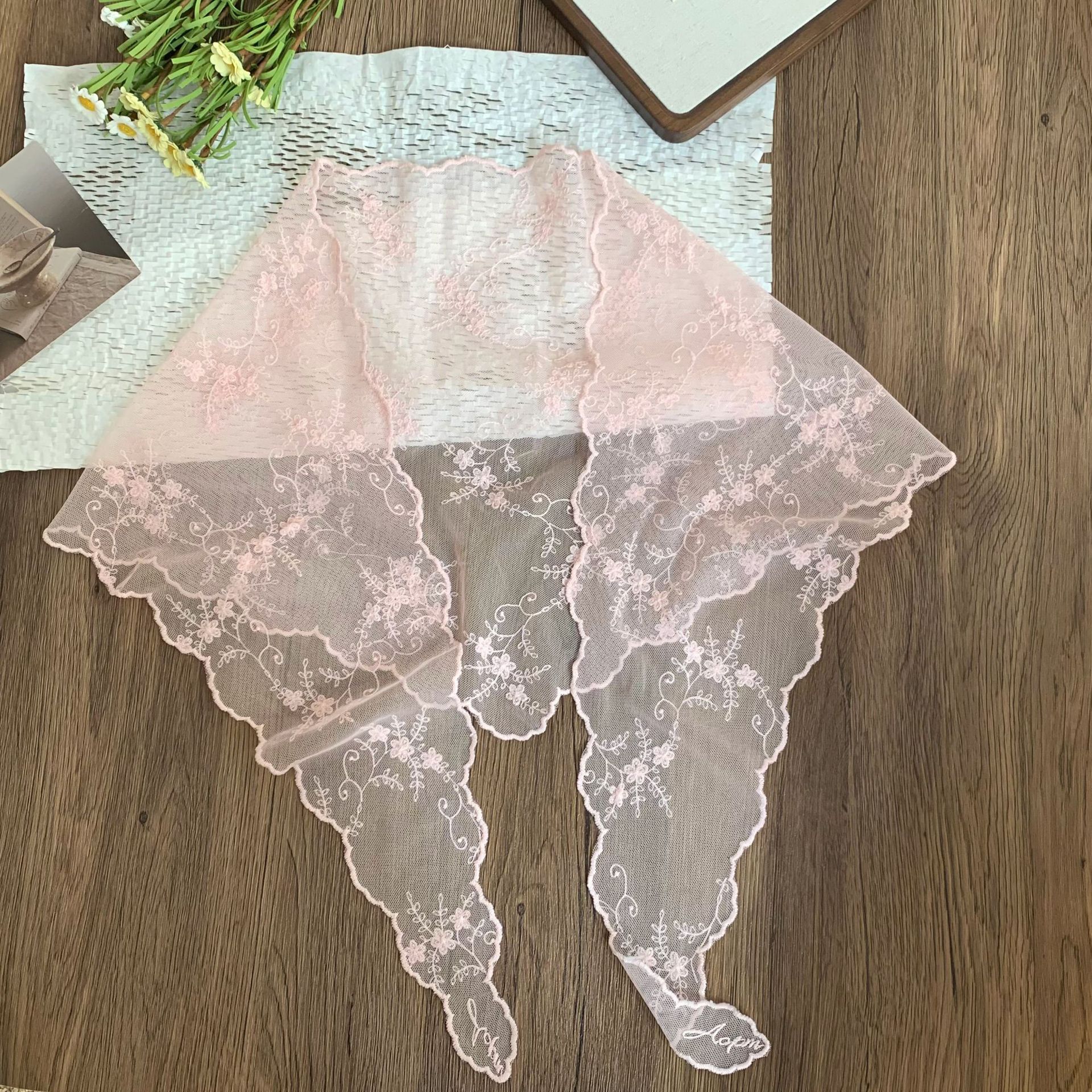 Bufanda triangular de encaje Nuevo estilo Bufanda de cuello Bufanda de seda Bufanda de seda Sensación de alta calidad Bufanda de estilo pastoral femenino Cinturón para el cabello Tragando serpentinas para el cabello