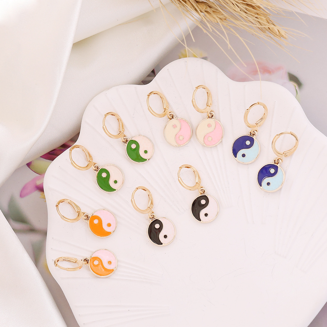 Pendientes De Tai Chi De Colores Contrastantes Retro Al Por Mayor Nihaojewelry display picture 1