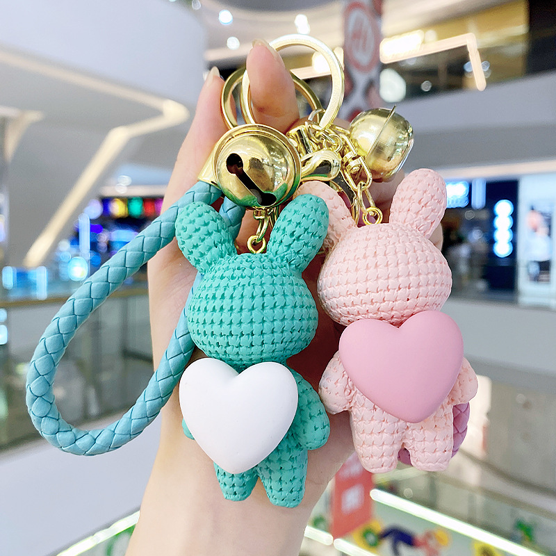 Resina creativa melocotón corazón tejido amor conejo llavero al por mayor ins pareja escuela coche llavero colgante