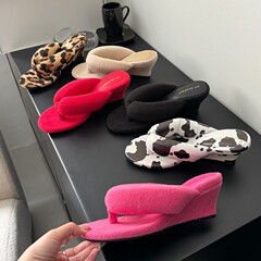 ニッチデザインの女性用ラウンドトゥファットビーチサンダル、2025年の新しいファッションウェッジハイヒール