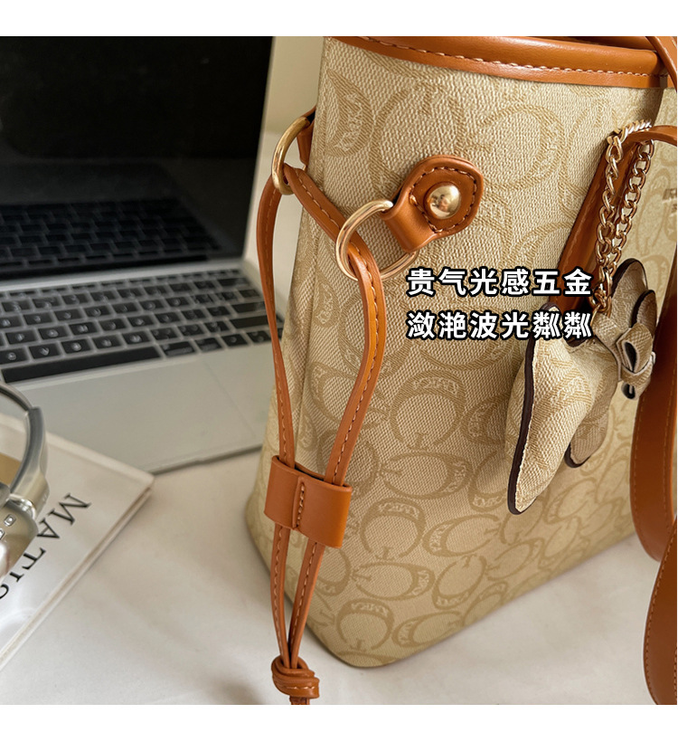 Korean high-end, versatile and retro single-shoulder commuter bag for women, new summer 2025 large-capacity fashionable tote bag Application Scenario
