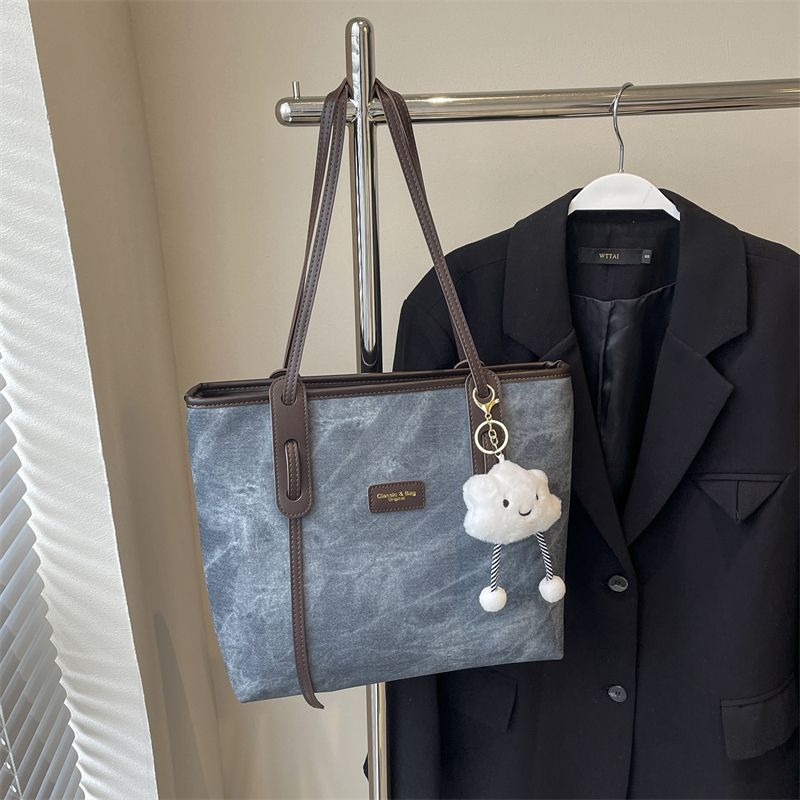 다리가 긴 파란색 구름 펜던트